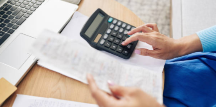 Woman-with-calculator